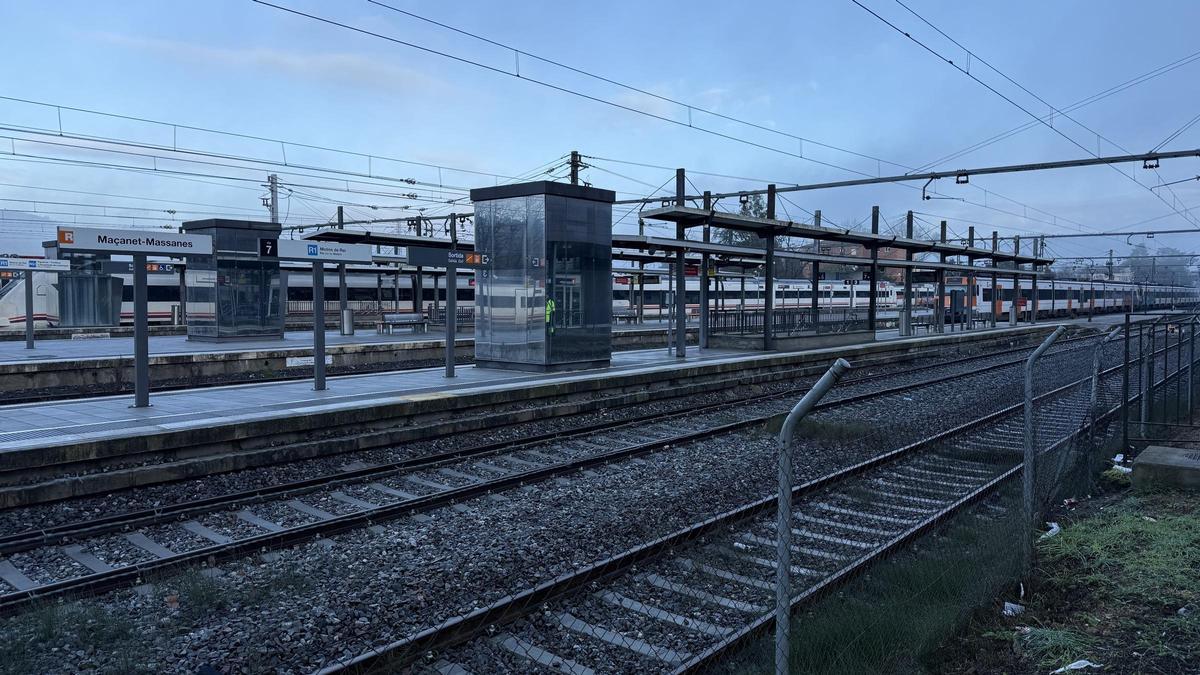 L'estació de trens de Maçanet de la Selva queda buida per l'aturada del servei de Rodalies.