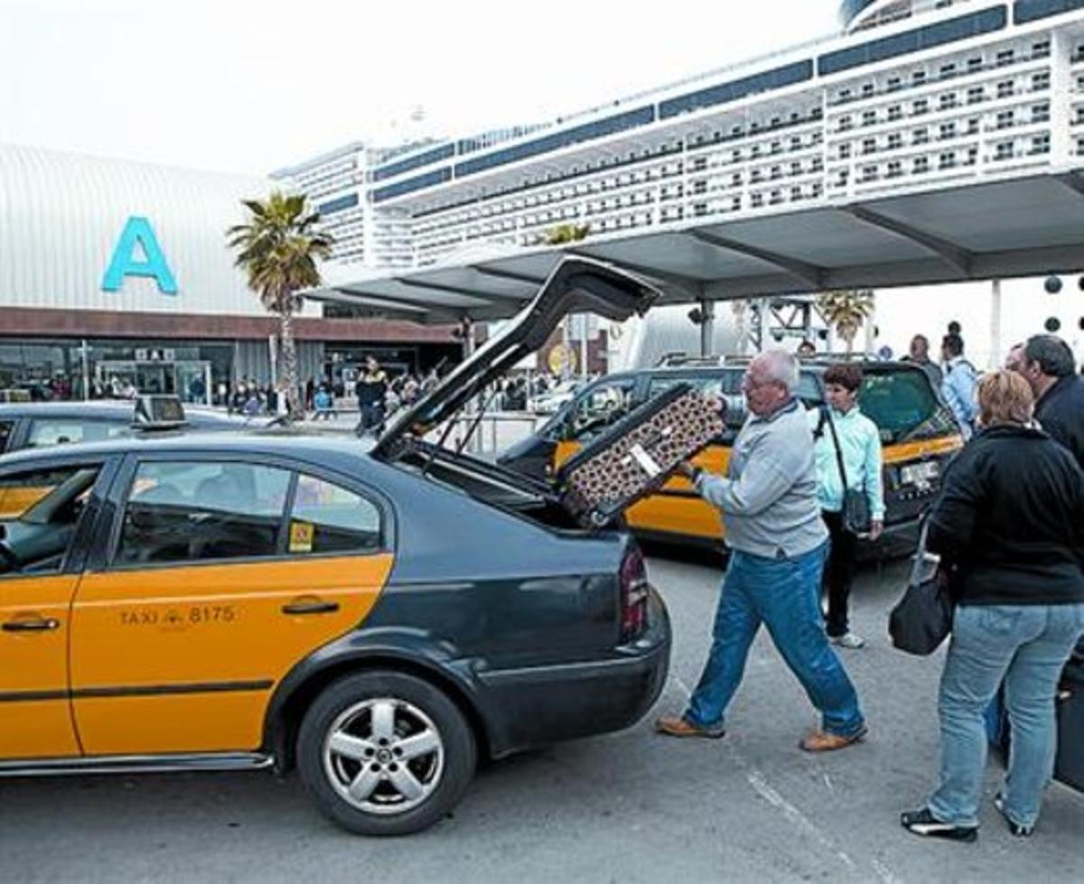 Un taxista carrega equipatge al moll Adossat, l’abril passat. Un taxista carrega equipatge al moll Adossat, l’abril passat.