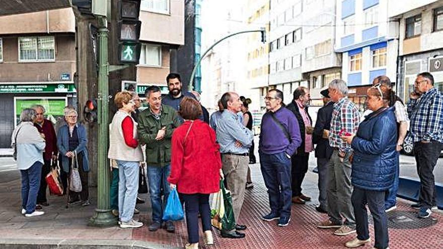 Ferreiro, ayer con vecinos bajo el viaducto de la ronda de Nelle.