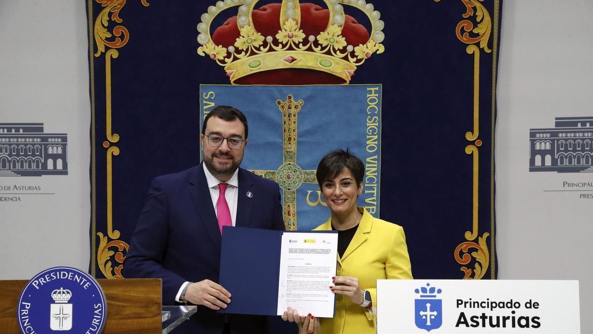 Adrián Barbón, presidente del Principado, e Isabel Rodríguez, ministra de Vivienda, tras firmar un protocolo el 19 de marzo de este año
