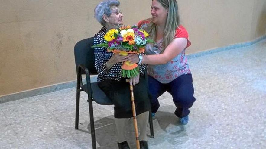 Pietat Marginet rep un ram de flors de la batllessa, Montserrat Badia, el 2015