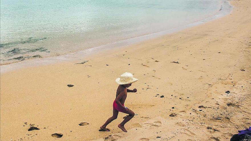 Un niño juega ayer en la playa Caleta de Sebo, en La Gracisoa, que ya se encuentra en la fase 2.