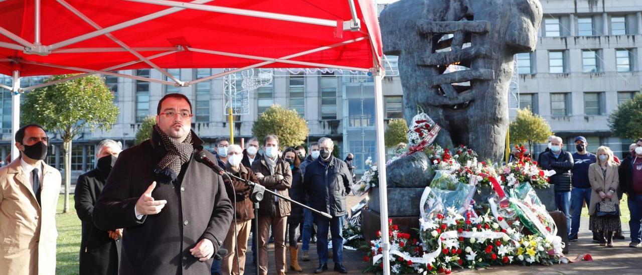 Adrián Barbón durante su intervención tras la ofrenda floral en el Monumento al Minero, en Mieres. | LNE