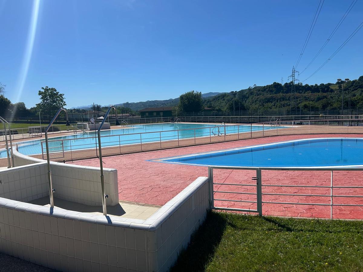 EN IMÁGENES: Preparativos para la apertura de las piscinas exteriores de Siero