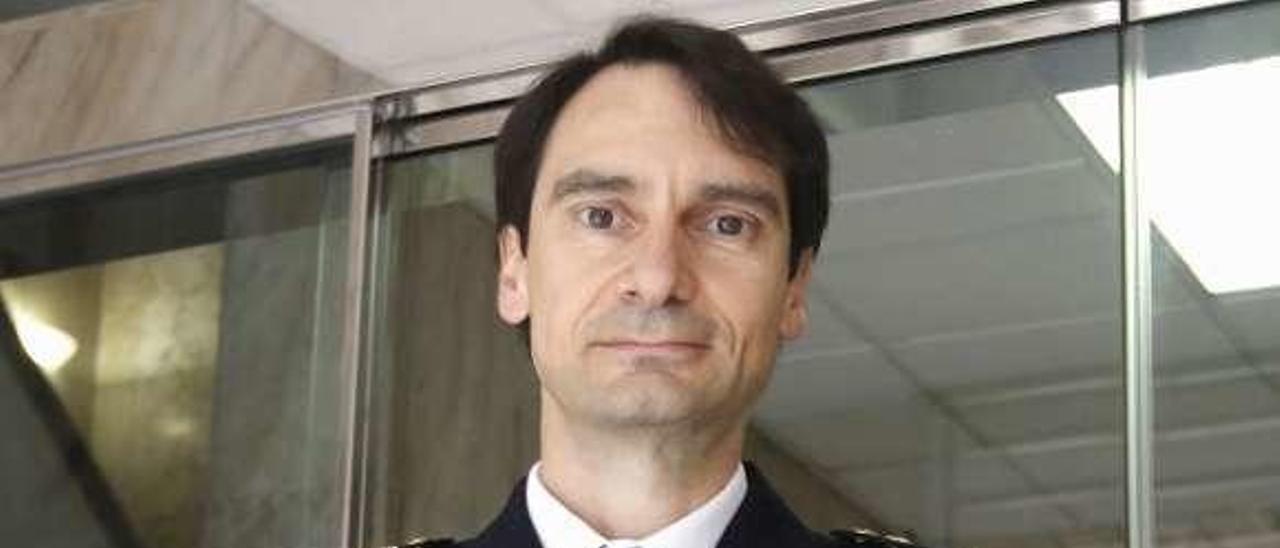 El inspector Casto García, a las puertas de la comisaría. // Alba Villar