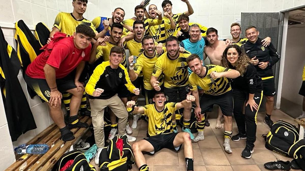 Los jugadores del Real CF celebran su triunfo liguero en Xàtiva del pasado fin de semana