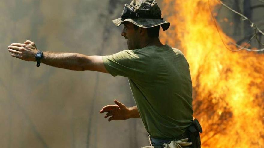 Un militar, durante un incendio en Ourense.