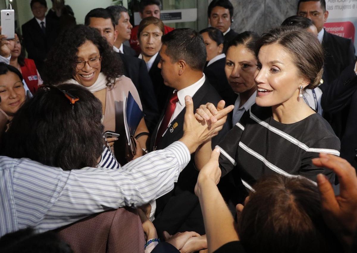 GRAF7427  LIMA  12 11 2018 - La reina Letizia  d  en el Ministerio de la Mujer donde conoce el trabajo de uno de los 333 Centros Emergencia Mujer  CEM  que prestan en Peru atencion psicologica  social  legal y juridica a victimas de violencia machista  hoy en el primer dia de la visita oficial de los reyes a Peru  EFE Lavandeira jr