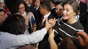 GRAF7427  LIMA  12 11 2018 - La reina Letizia  d  en el Ministerio de la Mujer donde conoce el trabajo de uno de los 333 Centros Emergencia Mujer  CEM  que prestan en Peru atencion psicologica  social  legal y juridica a victimas de violencia machista  hoy en el primer dia de la visita oficial de los reyes a Peru  EFE Lavandeira jr