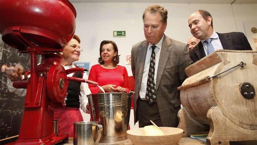 a consejera María Jesús Álvarez visita, en compañía de otras autoridades, la muestra sobre la historia de la agroalimentación en el Pabellón de Asturias en el marco de Agropec.