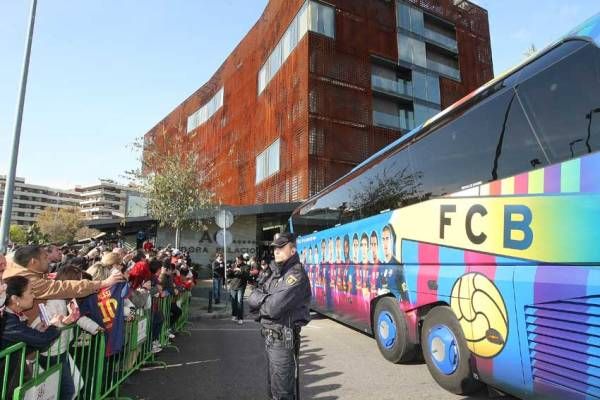 Una multitud recibe al Barça