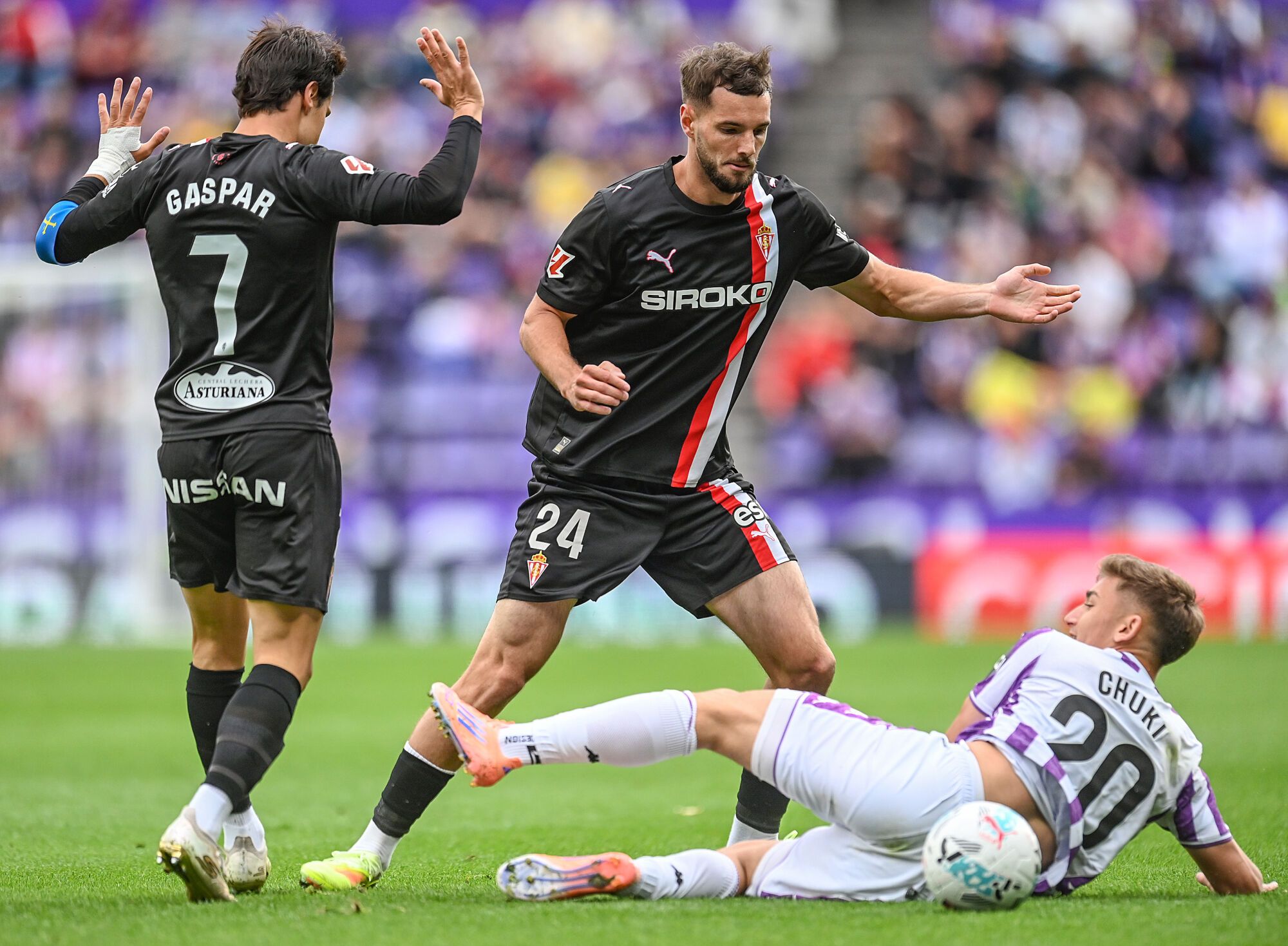 EN IMÁGENES: El Valladolid-Sporting disputado en Zorrilla con notable presencia de La Mareona