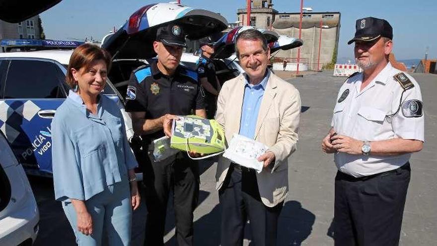 Elena Espinosa y Abel Caballero, ayer, en la presentación de los desfibriladores. // Marta G. Brea