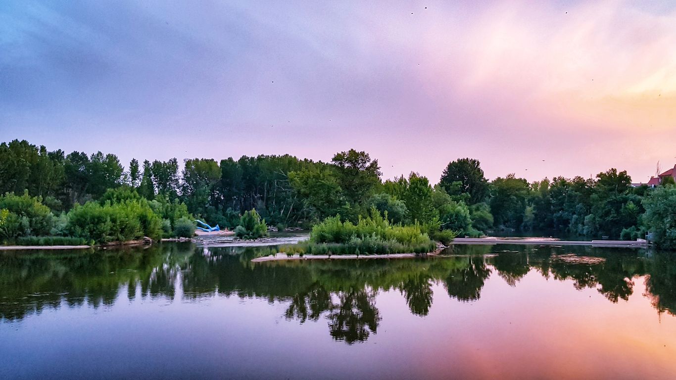 Colores de puesta de sol sobre el río Pisuerga vistos desde el puente de Simancas.
