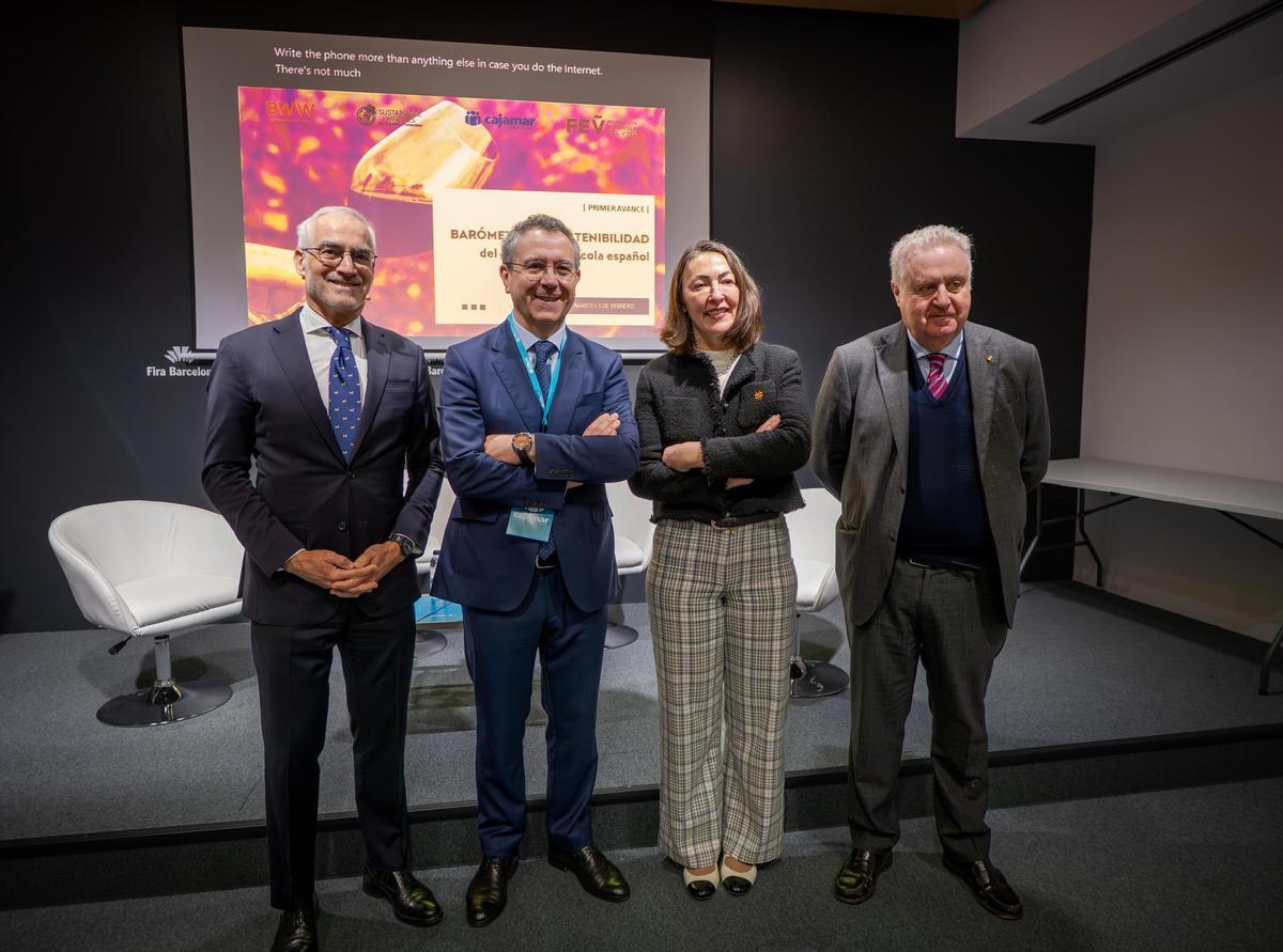 D’esquerra a dreta: el director general de la FEV, José Luis Benítez; el president de Cajamar, Eduardo Baamonde; la secretària general de Recursos Agraris i Seguretat Alimentària del Ministeri d’Agricultura, Pesca i Alimentació, Ana Rodríguez Castaño, i el president de la FEV, Pedro Ferrer.