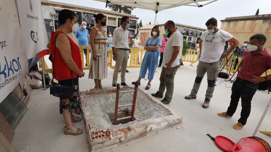 El técnico de Cultura señala al arqueólogo en las decisiones por las exhumaciones