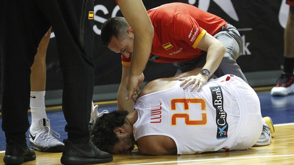 Llull se duele en el suelo después de lesionarse ante Bélgica