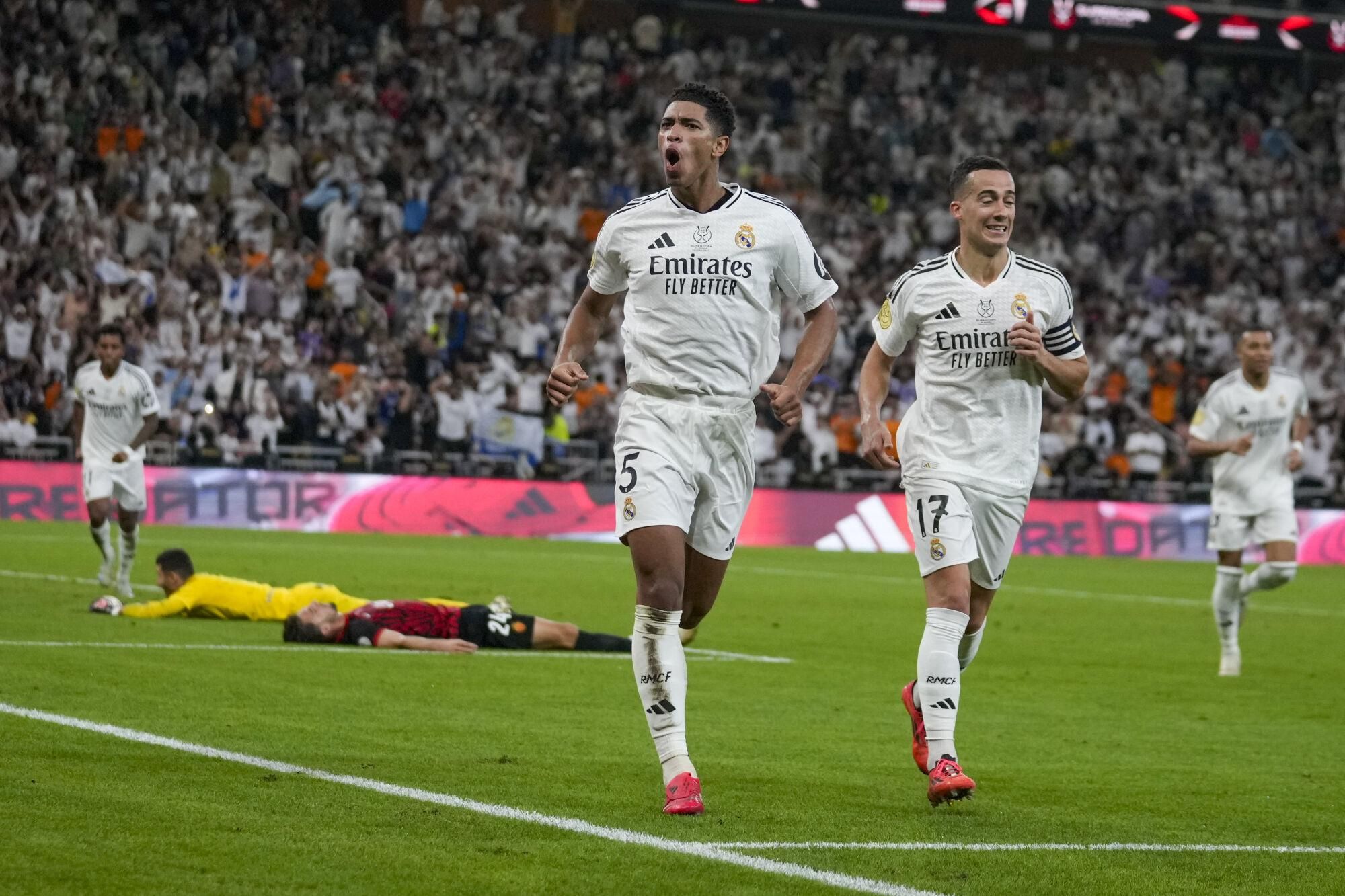 Real Madrid's Jude Bellingham, centre, celebrates after scoring his side's opening goal during the Spanish Super Cup semifinal soccer match between Real Madrid and Mallorca at the King Abdullah Stadium in Jeddah, Saudi Arabia, Thursday, Jan. 9, 2025. (AP Photo/Altaf Qadri) Associated Press/LaPresse. EDITORIAL USE ONLY/ONLY ITALY AND SPAIN