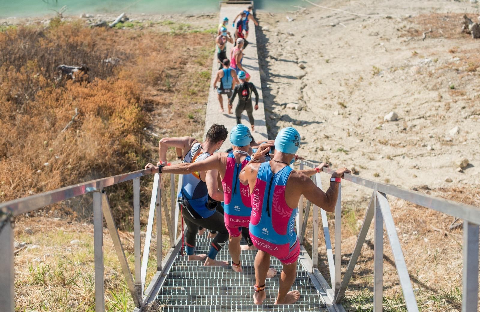 Alfonso Bastos y Katherine Mills ganan en Baena el primer triatlón cordobés tras el confinamiento