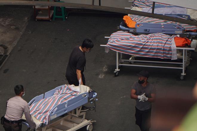 Las imágenes de la trágica avalancha que ha dejado decenas de muertos en un estadio de fútbol en Indonesia