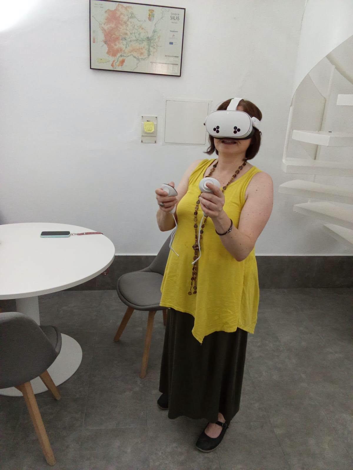 Una turista usa las gafas de realidad virtual en Salas.