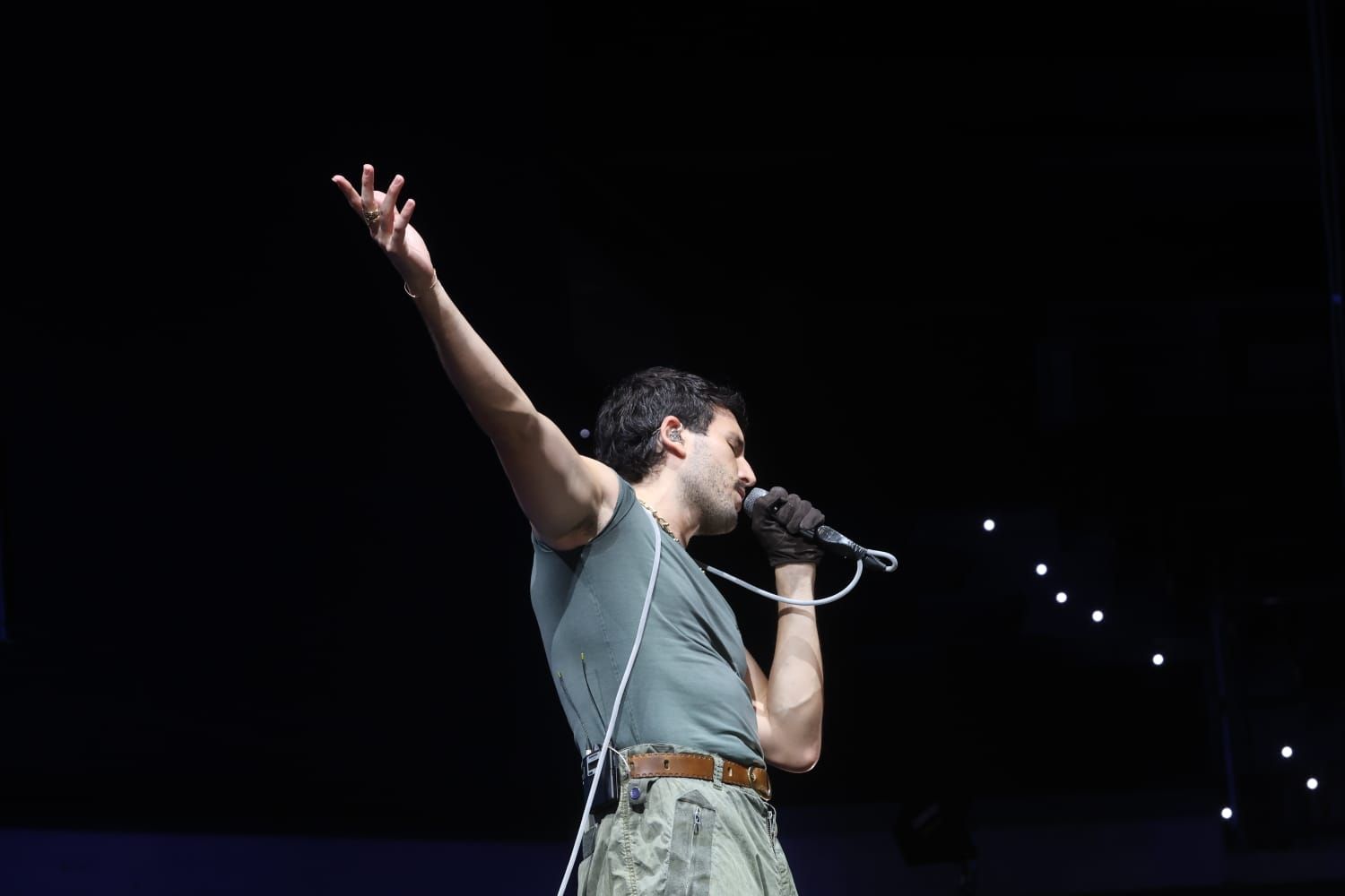 Sebastián Yatra se funde con el público y sus 'Tacones Rojos' pone en pie al Roig Arena