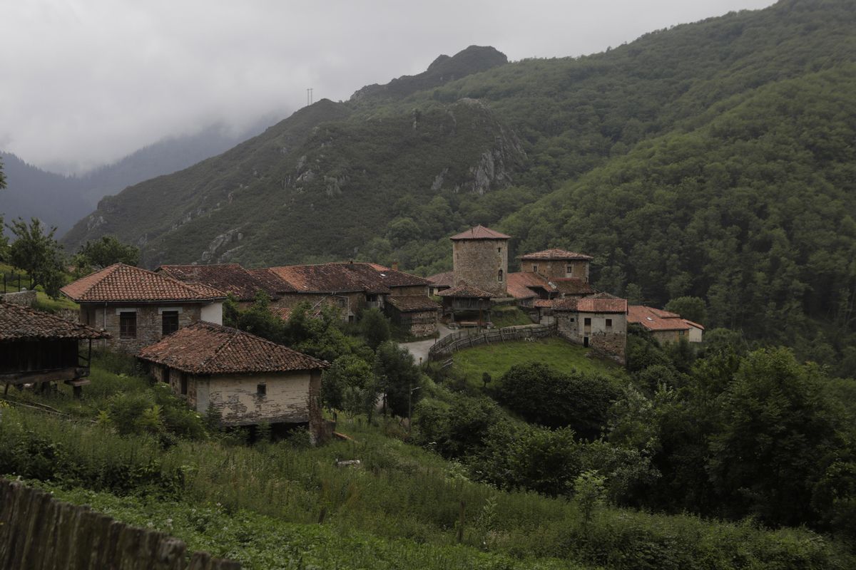 Panorámica del pueblo de Bandujo (Proaza).