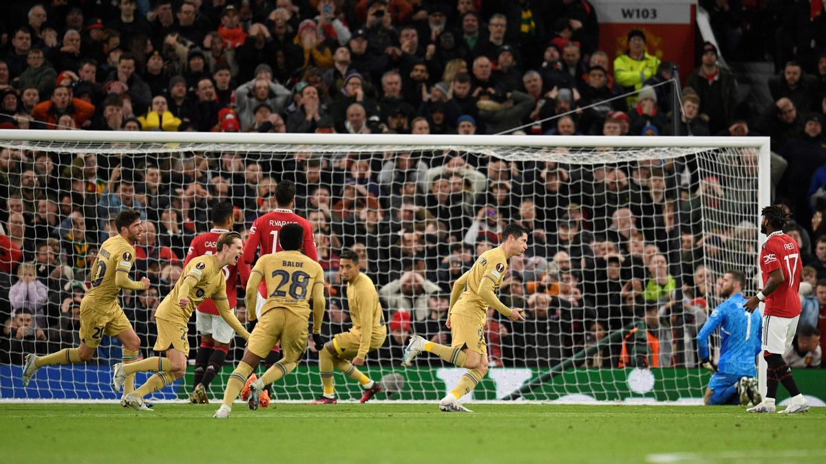 Lewandowski celebra su gol de penalti, que era entonces el 0-1 al United en Old Trafford.