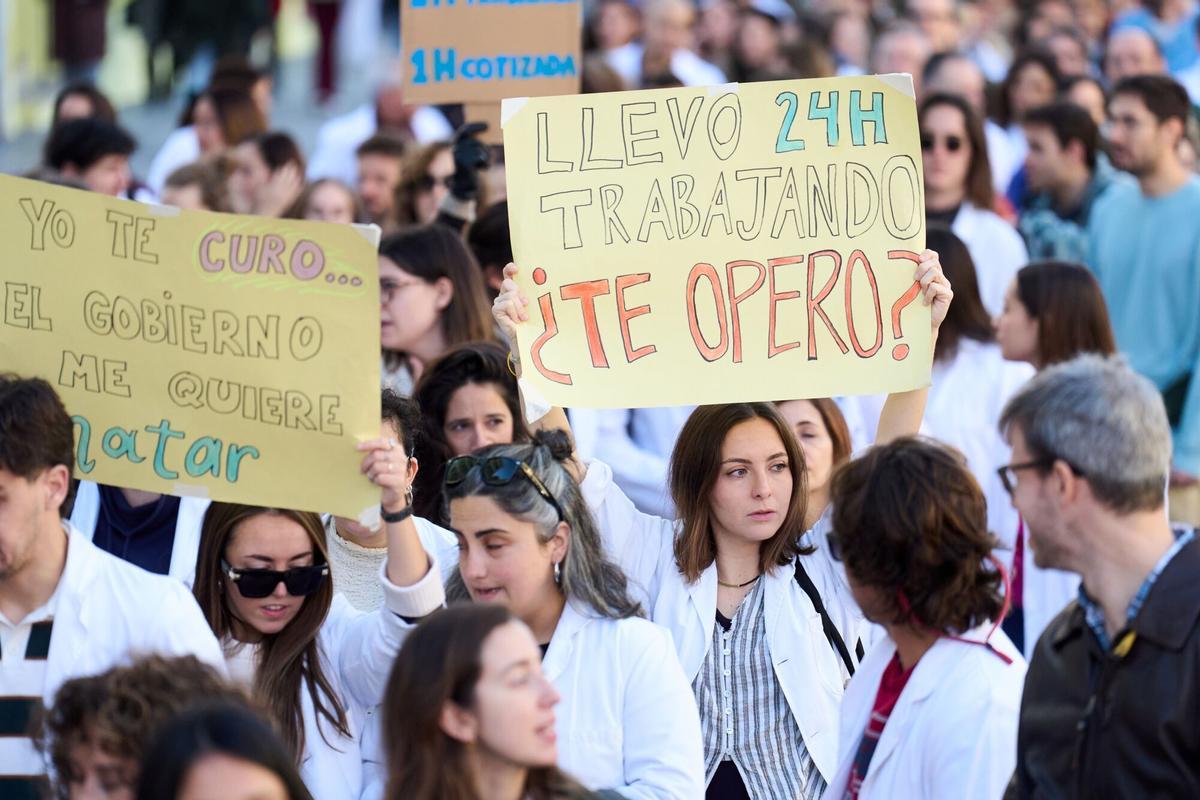 Decenas de médicos durante una concentración convocada por el Sindicato Médico contra el Estatuto Marco propuesto por el Ministerio de Sanidad.