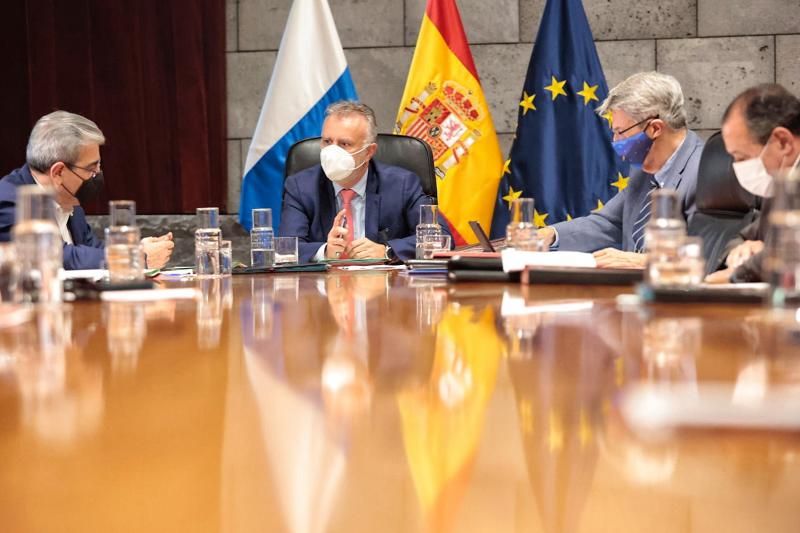 El presidente de Canarias, Ángel Víctor Torres, preside el Consejo de Gobierno celebrado este miércoles en el que se decidirá las nuevas restricciones sanitarias en Tenerife.