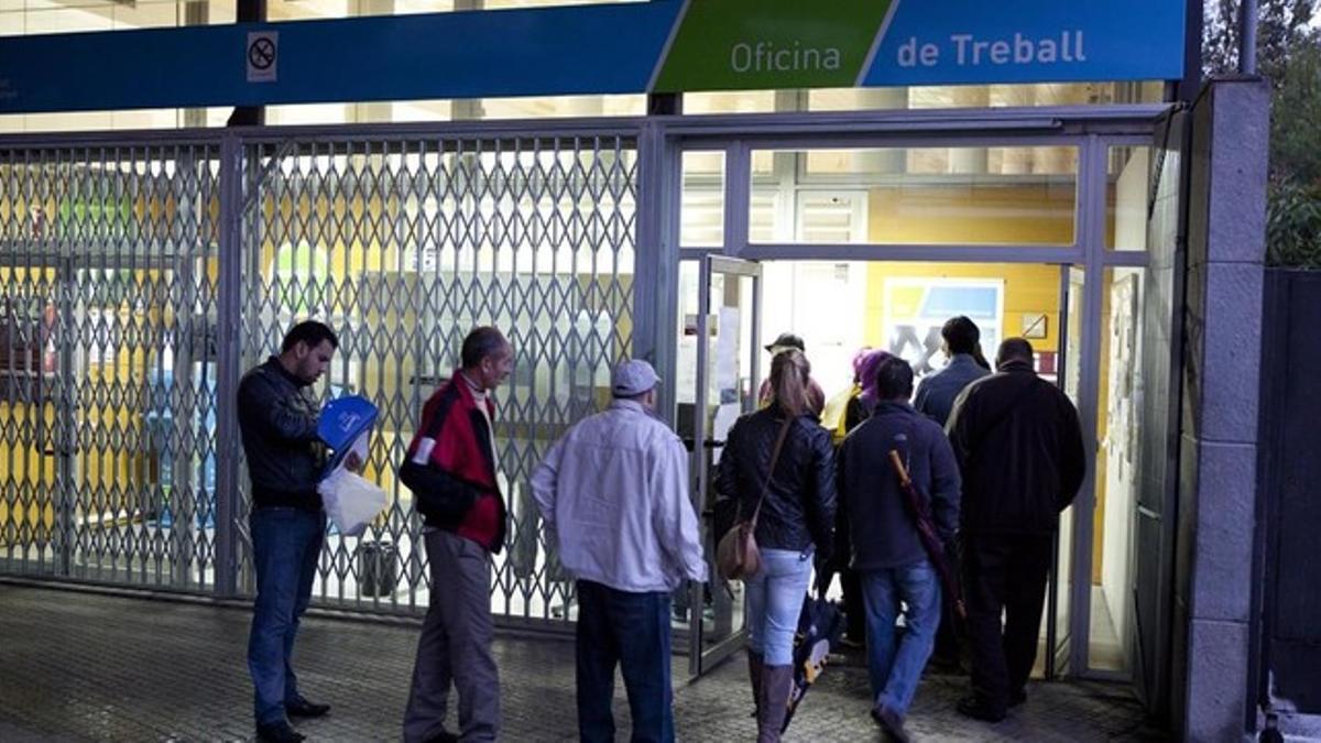 Cola ante una oficina de empleo de la Generalitat.