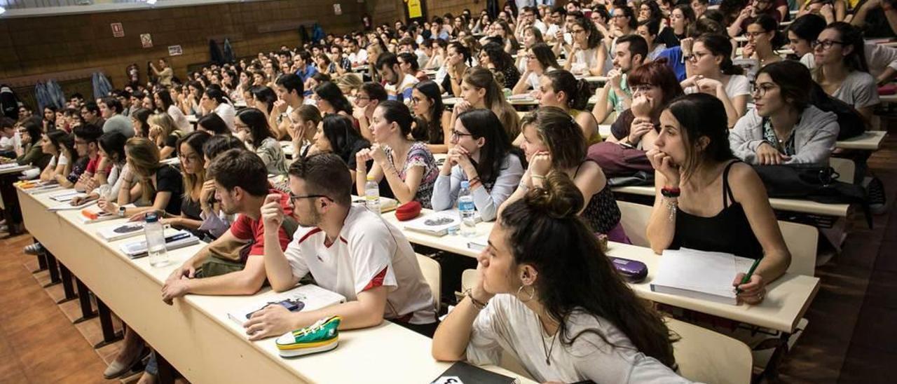 Alumnos en una clase del curso MIR en Oviedo. | IRMA COLLÍN