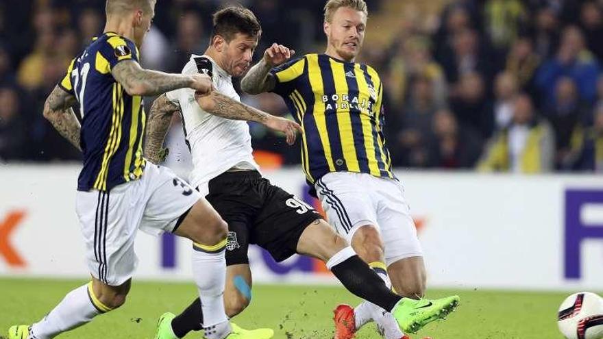 Smolov, ante el Fenerbahçe, al que marcó esta semana. // T. Bozoglu