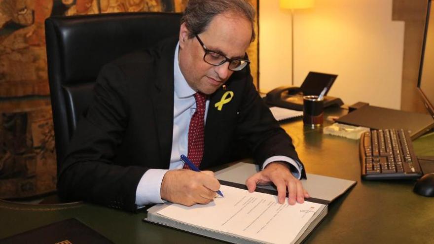 Quim Torra signant el nou decret amb la composició del seu govern.