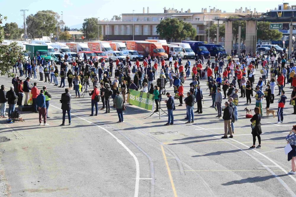 Hosteleros colapsan el centro de Lorca reclamando la apertura de sus negocios