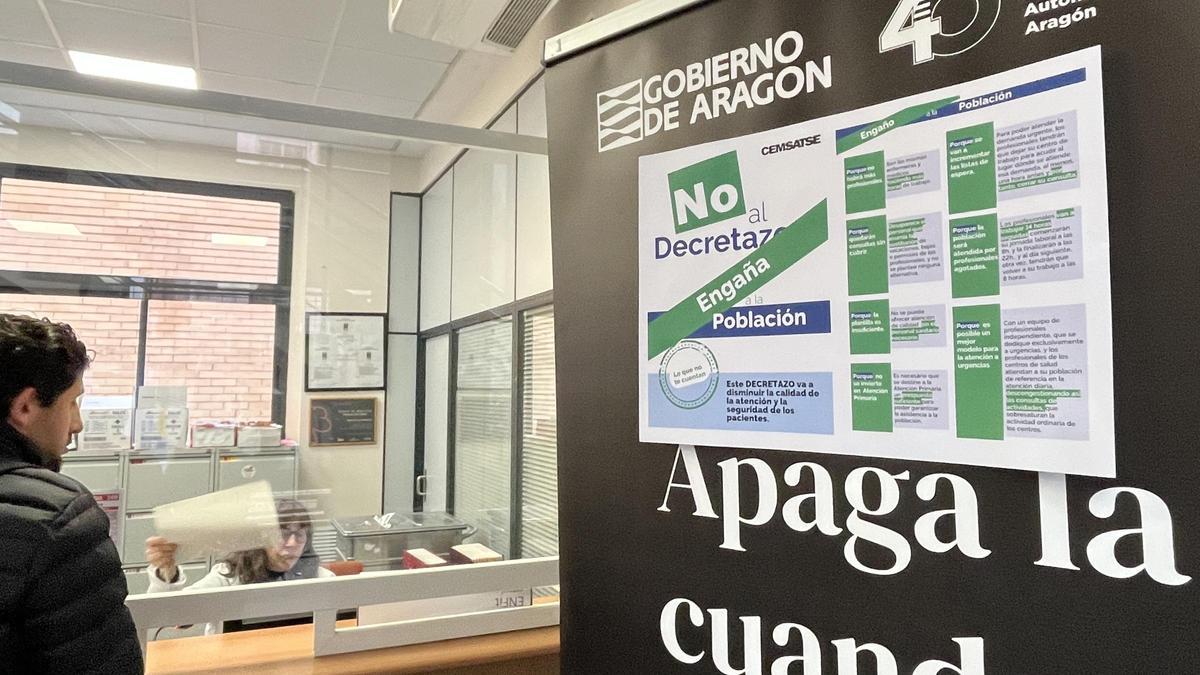 Cartel informando sobre el decreto de Bancalero en un centro de salud de Zaragoza.