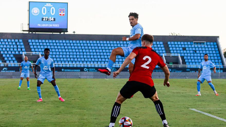 Abde y Suli presionan a un jugador del Formentera durante el amistoso del viernes. | TONI ESCOBAR