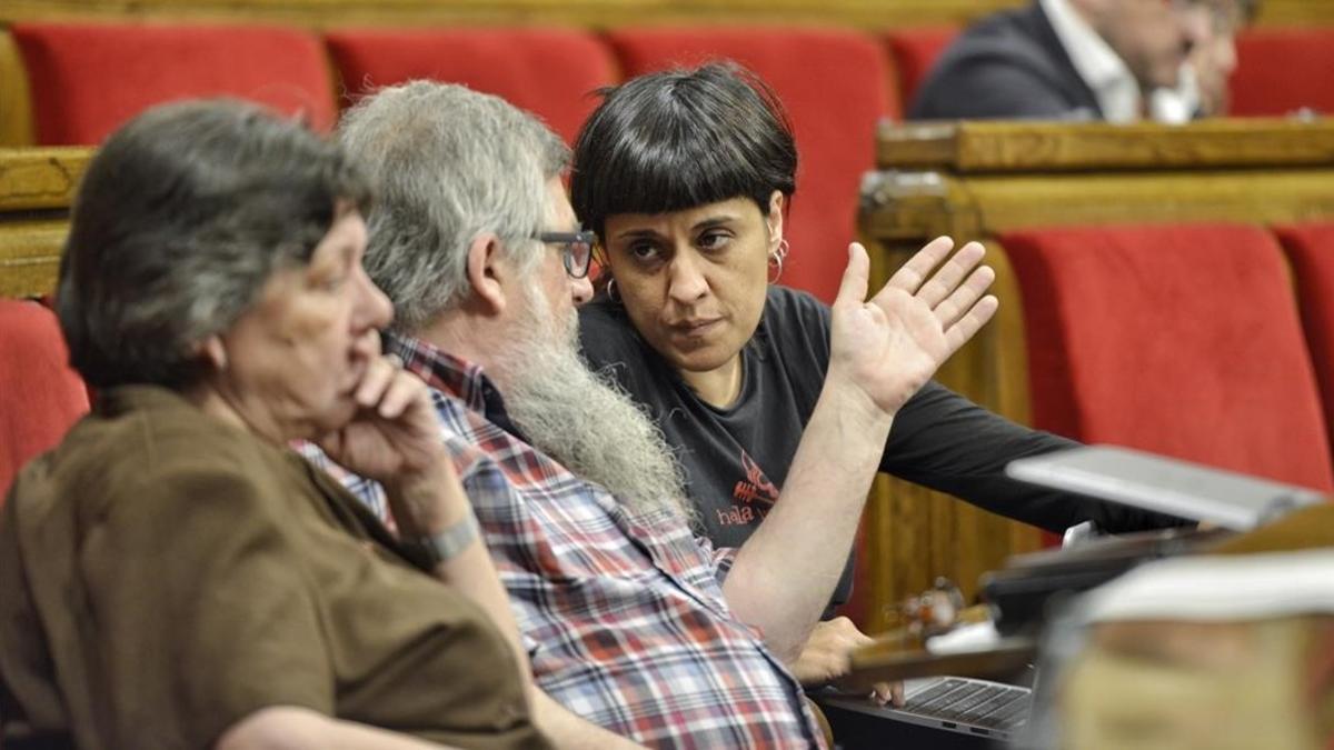 Los diputados de la CUP Gabriela Serra, Joan Garriga y Anna Gabriel.