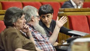 Los diputados de la CUP Gabriela Serra, Joan Garriga y Anna Gabriel, en sus escaños del Parlament.