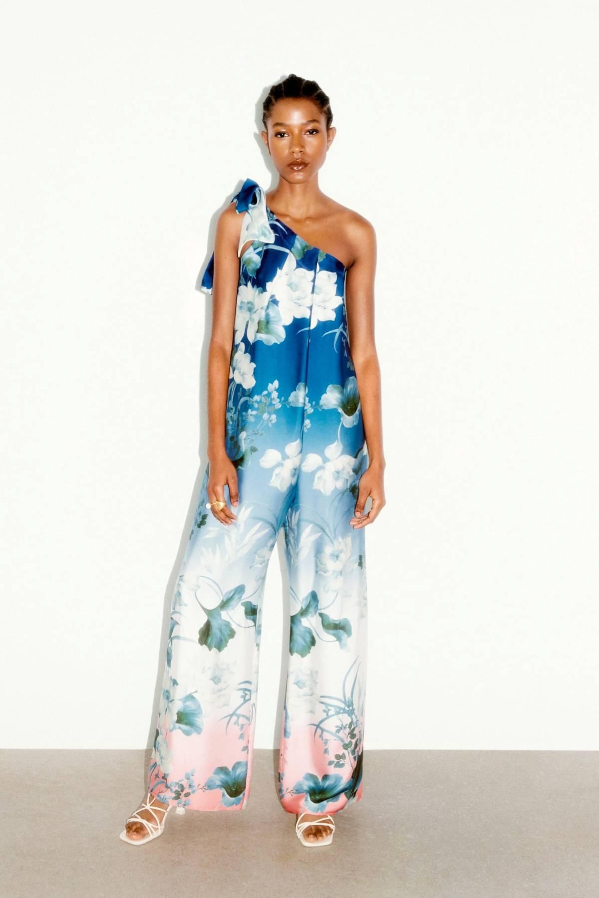 Mono fluido de estampado floral de Zara