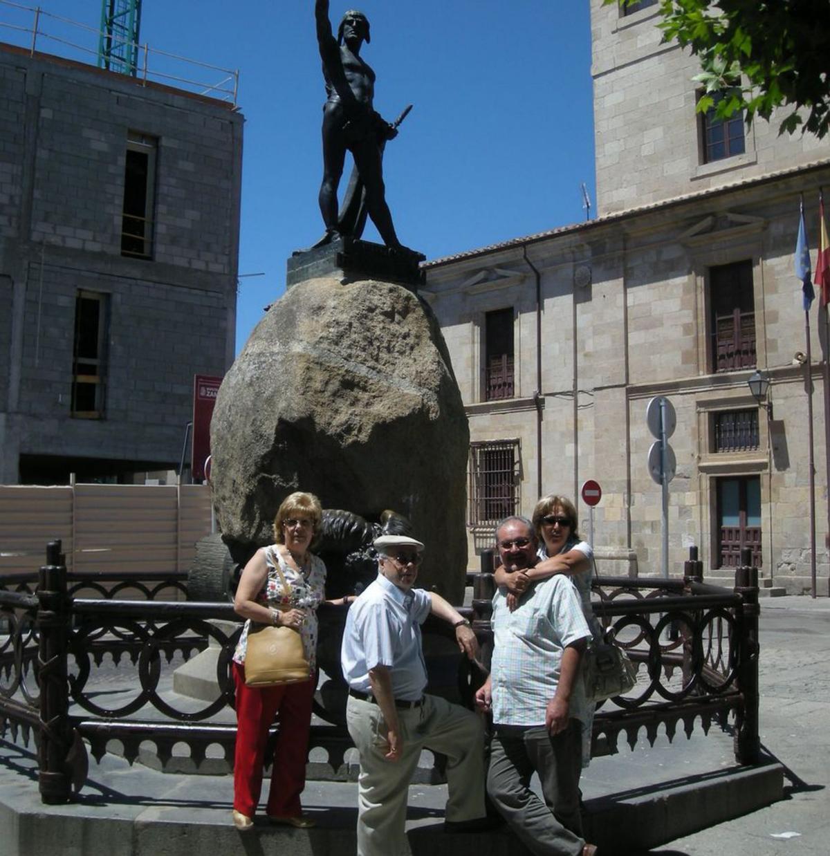 7.-  Junio del 2007 ante la estatua de Viriato.. 8.-  Homenaje póstumo. Mesa. De Izqui. a dcha. Juanjo Seguín, Santiago Martín, José María Barrios, Charo Rodríguez, Fede Vázquez. F. R. L.