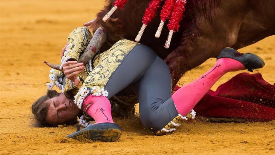 Oreja a Moral y cornada a Román