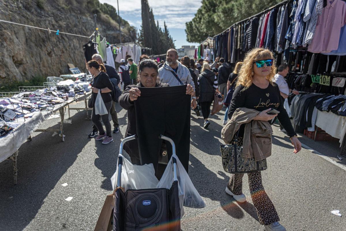 El histórico mercado ambulante inicia un exilio temporal: las obras de reforma del barrio exigen dejar libres las calles del Acer, de la Metal·lúrgia y del Crom, donde los puestos comerciales llevaban más de 50 años asentados. La nueva ubicación es desde el cruce de la calle de los Ferrocarrils Catalans con calle Foc hasta el cruce de la calle de la Mare de Déu de Port con el de calle Motors.