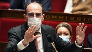 El passaport de vacunació francès supera el primer tràmit parlamentari després de la polèmica de Macron
