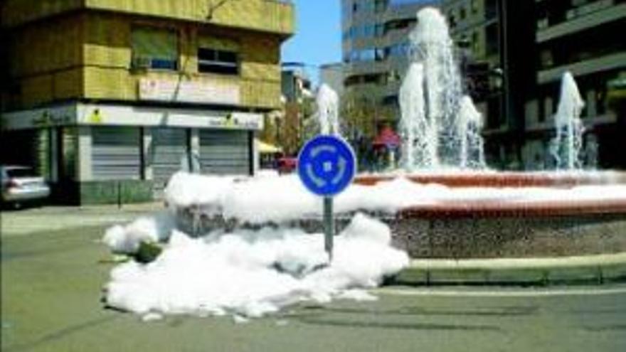 Vuelven a echar jabon en la fuente de la plaza espronceda