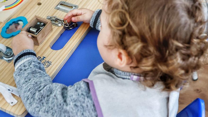 Una niña juega en un centro infantil de Tenerife.  | MARÍA PISACA
