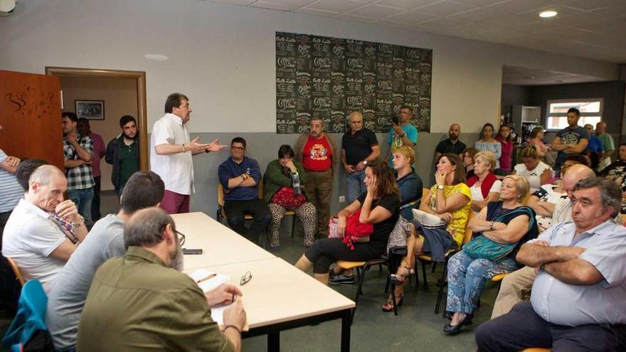 Asistentes a la asamblea de ayer por la tarde en el centro social de Pando, en Langreo.