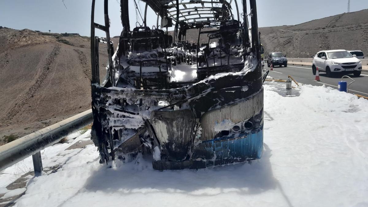 Guagua incendiada en El Salobre.