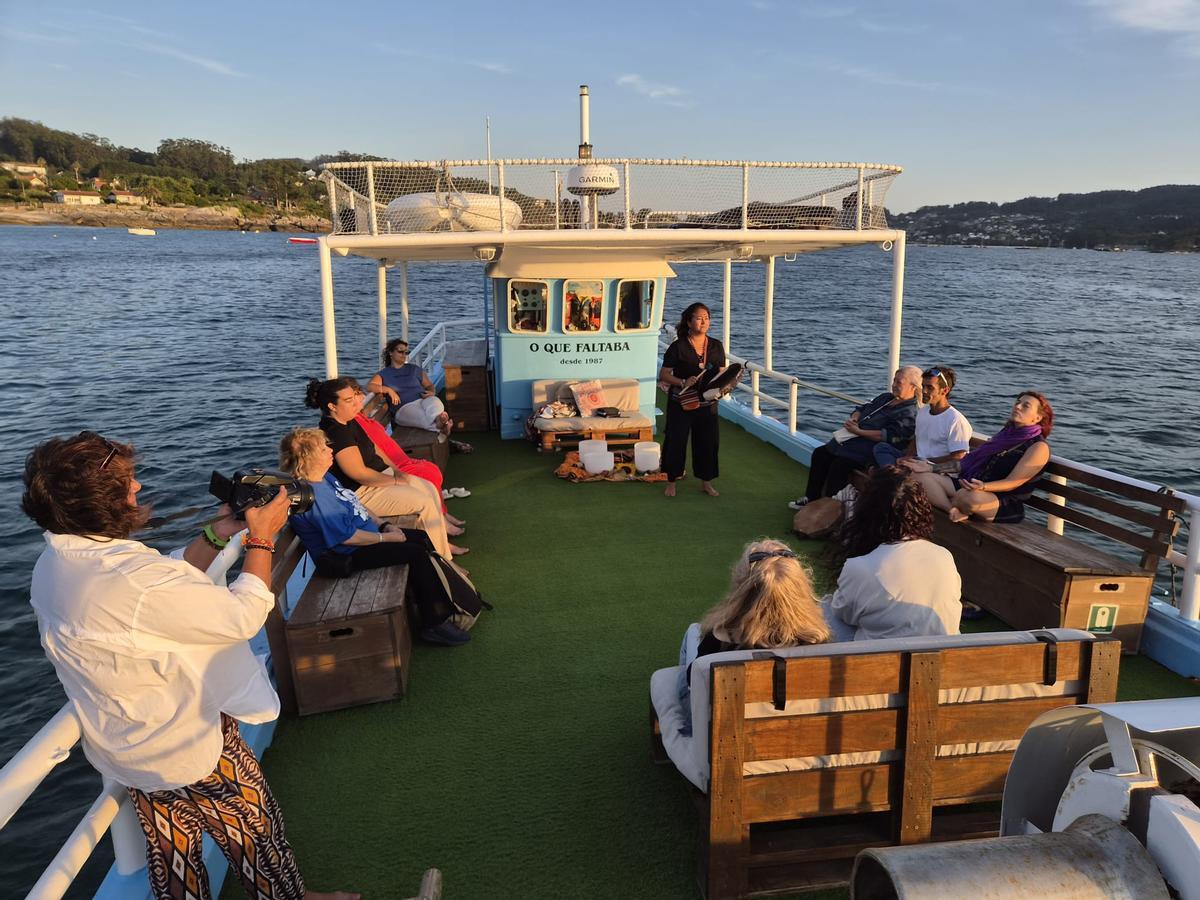 Una clase de yoga y meditación a borde del barco.