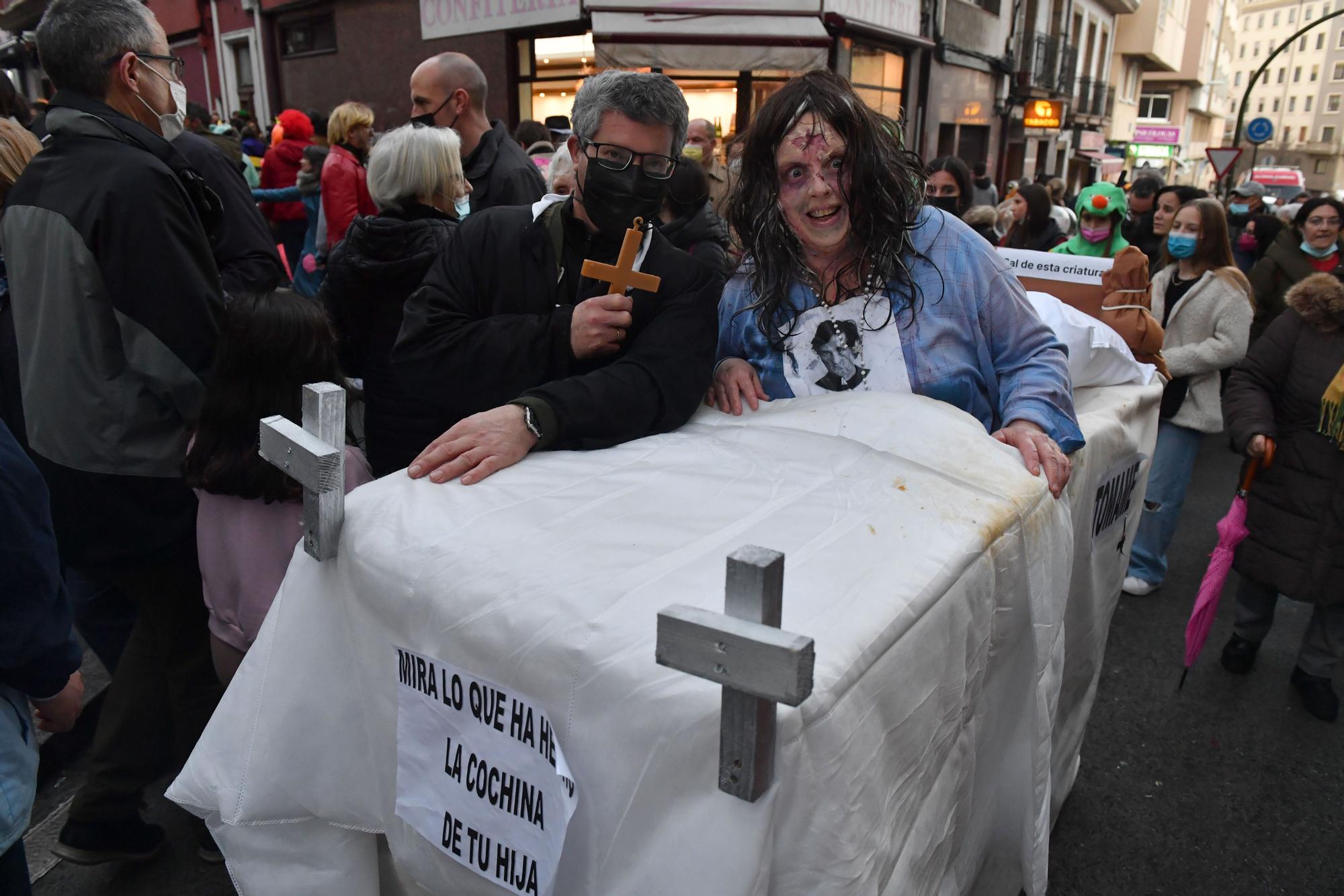 Martes de Carnaval: fiesta 'choqueira' en la calle de la Torre